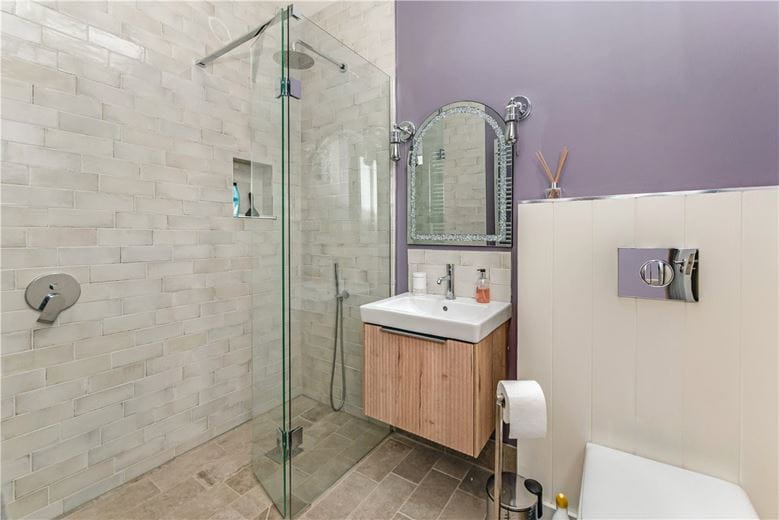 3 bedroom flat, Farne House, 12 Crewe Street NE68 - Available