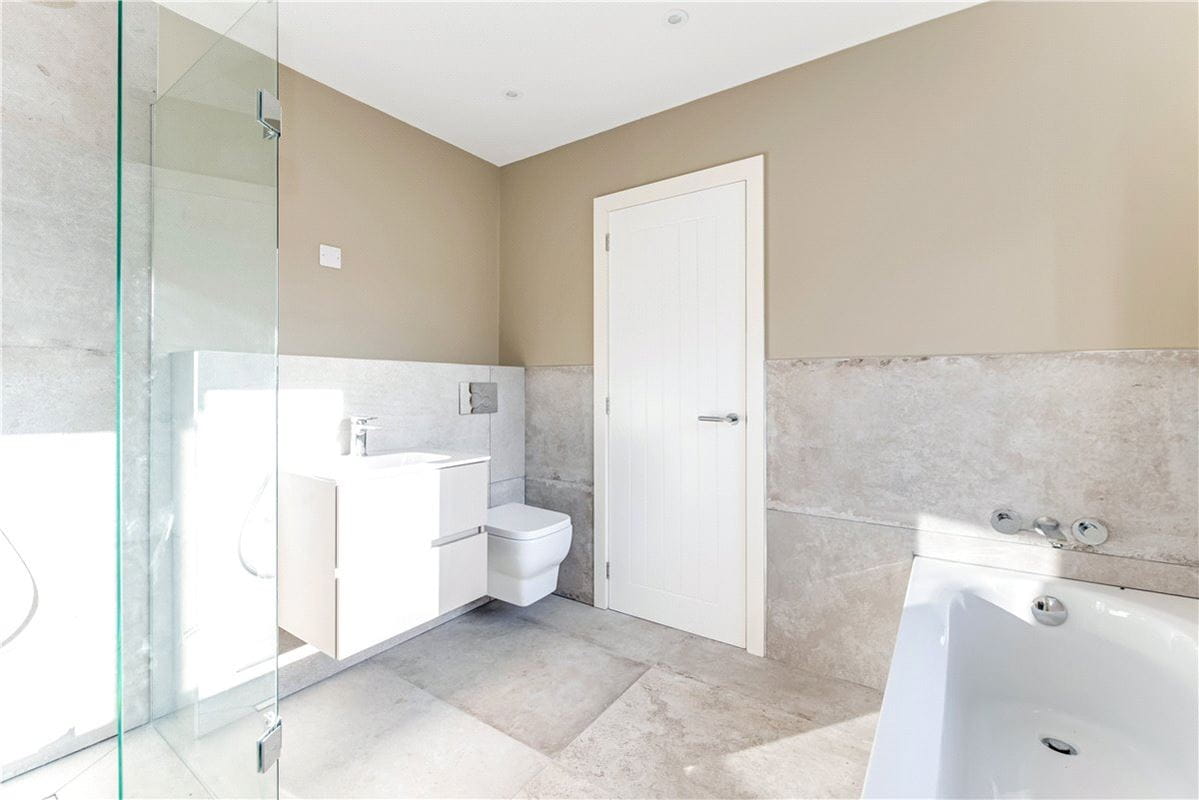 3 bedroom flat, Farne House, 12 Crewe Street NE68 - Available