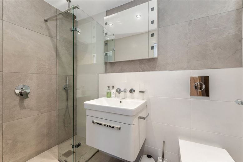 3 bedroom flat, Farne House, 12 Crewe Street NE68 - Available