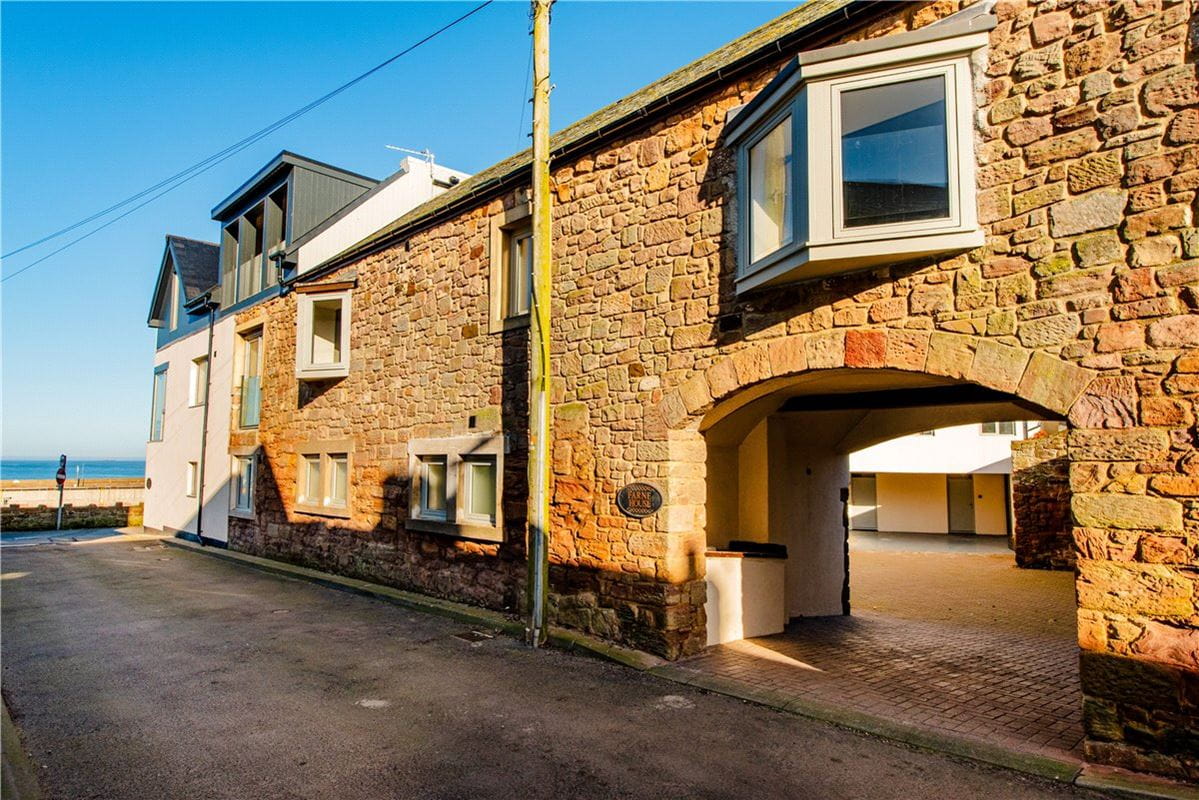 2 bedroom flat, Cragg End, 12 Crewe Street NE68 - Available