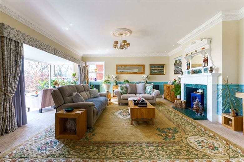 2 bedroom flat, Holbeck Hill, Scarborough YO11 - Available