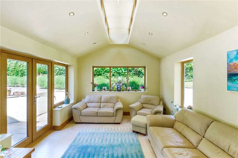 6 bedroom house, York House, Carleton Road WF8 - Available