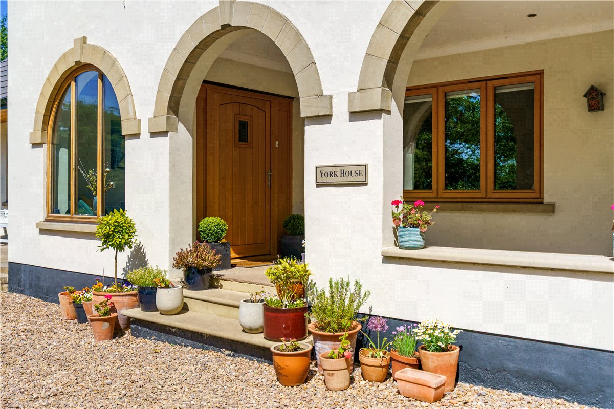 6 bedroom house, York House, Carleton Road WF8 - Available