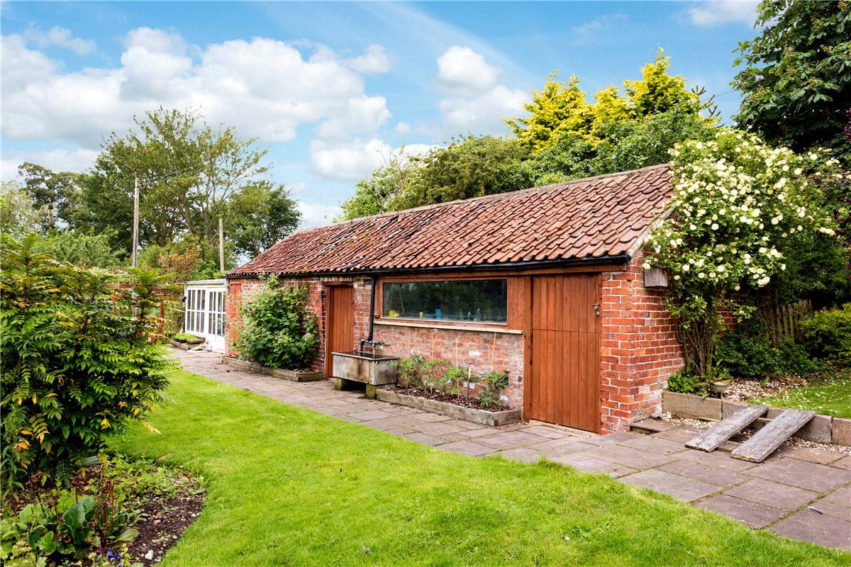 5 bedroom house, Front Street, Wold Newton YO25 - Available