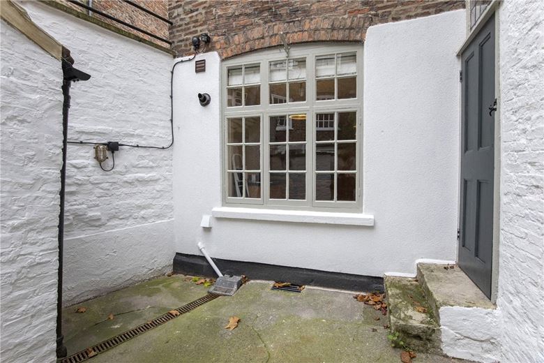 4 bedroom house, Precentors Court, York YO1 - Available
